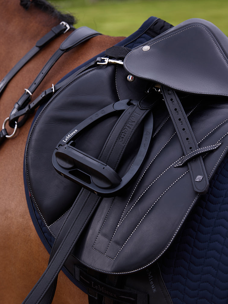 SS25 Essence Eurojump Square Navy