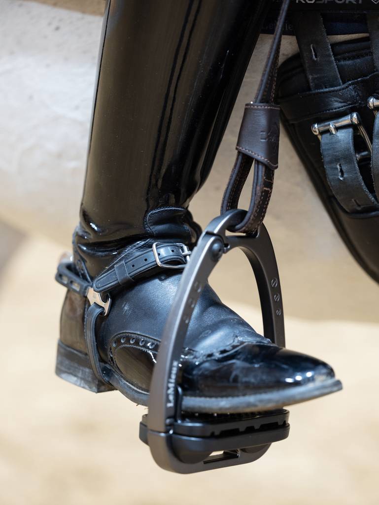 Vector Close Contact Stirrup Leather Brown