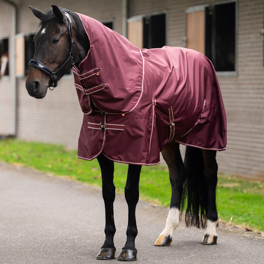 Imperial Riding Utetäcke IRHBasic med avtagbar Hals, 0g, Fleecefoder, Vinröd