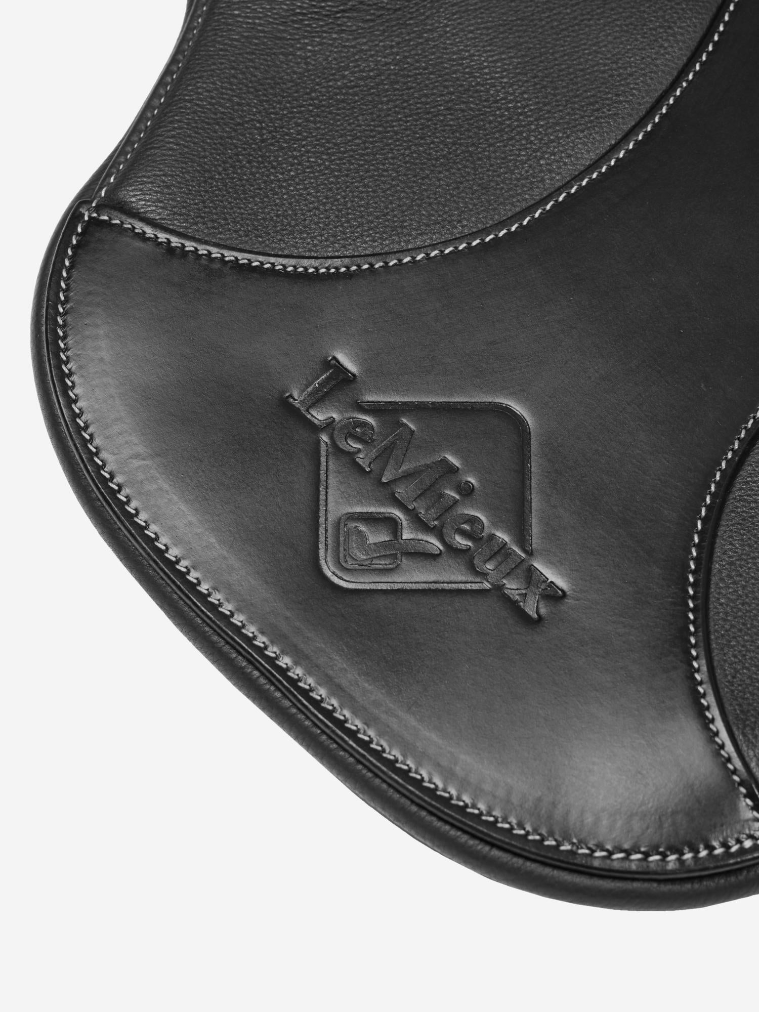 Arika Konturerad Kort Stånggjord Svart