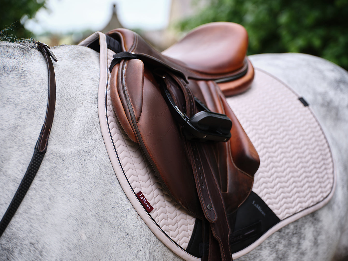 SS25 Essence Eurojump Square Stone