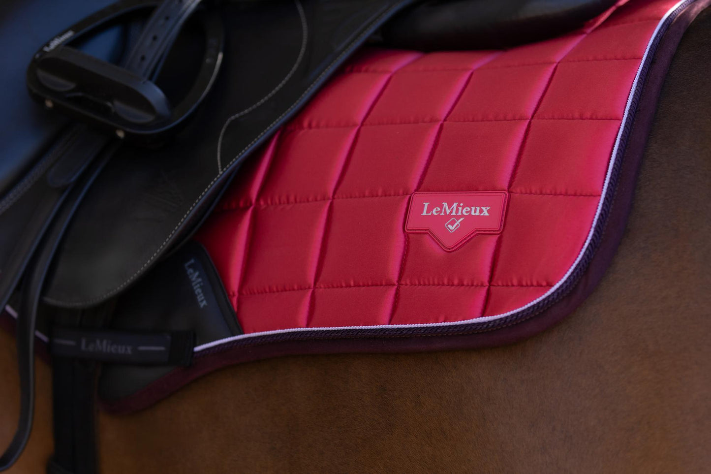 AW25 LM Loire Classic Close Contact Square Cranberry