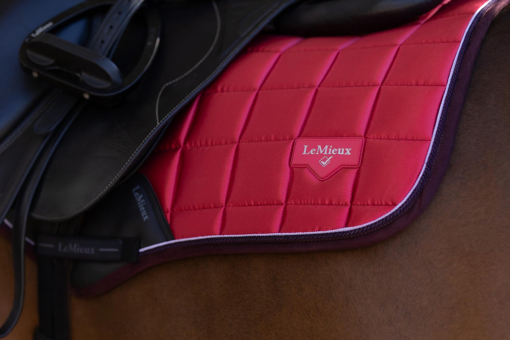 AW25 LM Loire Classic Close Contact Square Cranberry